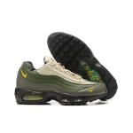 Corteiz x Nike Air Max 95「Sequoia」FB2709-300 コラボスニーカー Corteiz x Nike Air Max 95「Sequoia」グリーンと黄色のアクセント付きスニーカー