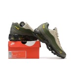 Corteiz x Nike Air Max 95「Sequoia」FB2709-300 コラボスニーカー Corteiz x Nike Air Max 95「Sequoia」グリーンと黄色のアクセント付きスニーカー