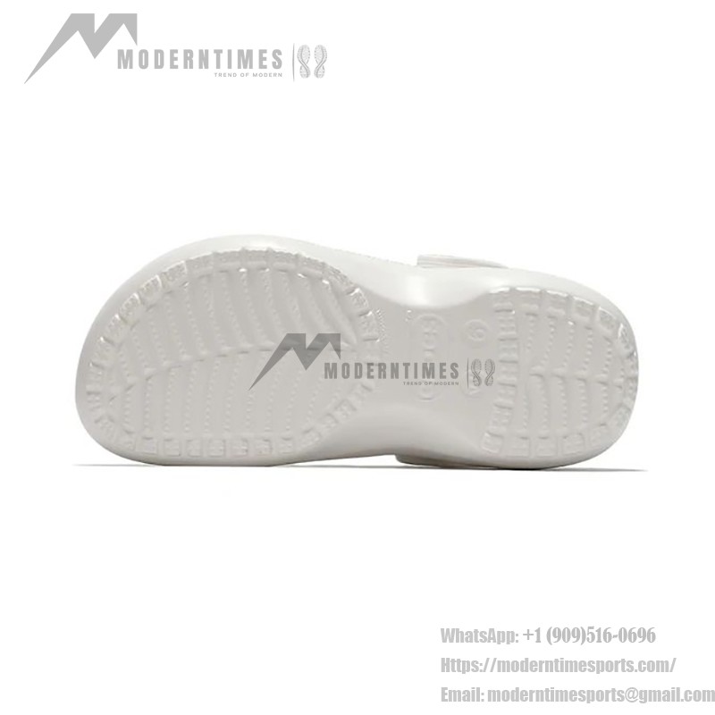 Crocsクラシッククラウズレトロビーチシューズホワイト206750-100 Crocsクラシッククラウズレトロビーチシューズホワイト206750-100 - 軽量で快適な夏の必需品