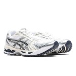 ASICS ゲルカヤノ 14 ホワイト シルバー – メンズ レトロランニングスニーカー ASICS ゲルカヤノ 14 ホワイト シルバー スニーカー(ゲルクッション搭載)