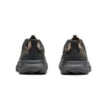 HOKA Clifton LS x Satisfy ランニングシューズ 1143450-FIBC|Forged Iron 限定版 HOKA Clifton LS x Satisfy ランニングシューズ、Forged Ironカラー、クッション性とウェーブパターンのデザインが特徴の限定版。