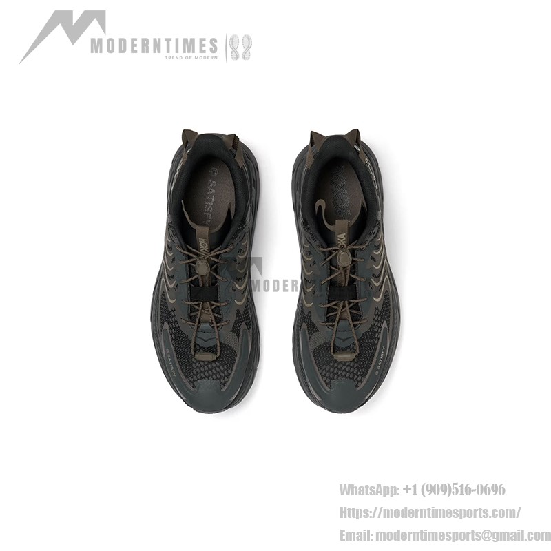 HOKA Clifton LS x Satisfy ランニングシューズ 1143450-FIBC|Forged Iron 限定版 HOKA Clifton LS x Satisfy ランニングシューズ、Forged Ironカラー、クッション性とウェーブパターンのデザインが特徴の限定版。