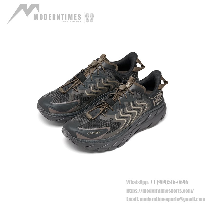 HOKA Clifton LS x Satisfy ランニングシューズ 1143450-FIBC|Forged Iron 限定版 HOKA Clifton LS x Satisfy ランニングシューズ、Forged Ironカラー、クッション性とウェーブパターンのデザインが特徴の限定版。