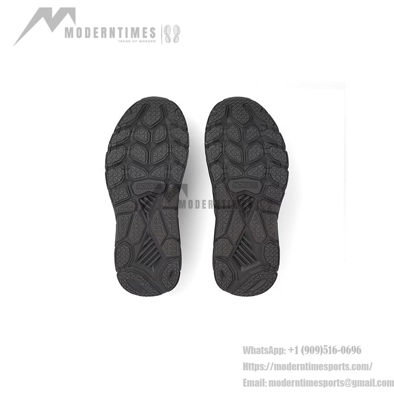 HOKA Clifton LS x Satisfy ランニングシューズ 1143450-FIBC|Forged Iron 限定版 HOKA Clifton LS x Satisfy ランニングシューズ、Forged Ironカラー、クッション性とウェーブパターンのデザインが特徴の限定版。