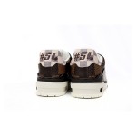 Louis Vuitton 1AAST7 メンズ LV トレーナースニーカー Louis Vuitton LV トレーナースニーカー - クラシックなダミエデザイン