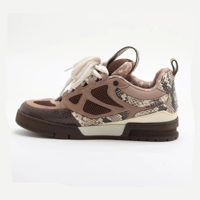Louis Vuitton スケートスニーカー ブラウン スネークスキン 1ABMG5 - 高級感あふれるスネークスキンレザーと通気性の良いメッシュパネルを採用した限定版スニーカー。ストリートファッションにエレガントなアクセントをプラス。