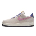 Nike Air Force 1 Low 'ACG Vibes' - カラーブロックアウトドアスニーカー Nike Air Force 1 Low 'ACG Vibes' CU3007-061 - ピンクスウッシュとパープルシューレース付きのベージュスエードスニーカー