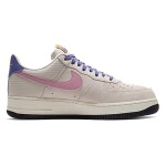 Nike Air Force 1 Low 'ACG Vibes' - カラーブロックアウトドアスニーカー Nike Air Force 1 Low 'ACG Vibes' CU3007-061 - ピンクスウッシュとパープルシューレース付きのベージュスエードスニーカー