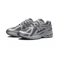 New Balance 1906R "Harbor Grey" レトロランニングシューズ M1906REH | 近未来デザインのグレーシルバースニーカー | ユニセックス