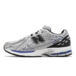 メタリックシルバーブルーの New Balance 1906R レトロスニーカー New Balance 1906R メタリックシルバーブルー レトロランニングシューズ