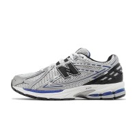 New Balance 1906R Metallic Silver Blue M1906RCD – 洗練されたシルバーとブルーのアクセントが光るレトロランニングスニーカー