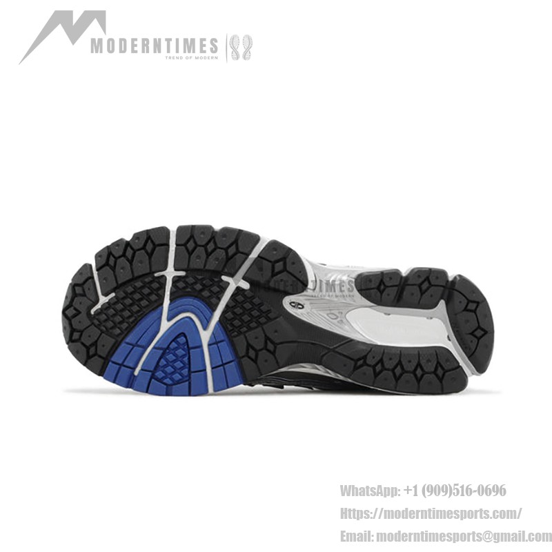 メタリックシルバーブルーの New Balance 1906R レトロスニーカー New Balance 1906R メタリックシルバーブルー レトロランニングシューズ