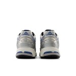 New Balance 1906R M1906REB レトロランニングシューズ - クラシックなホワイト×ブルー×シルバー New Balance 1906R M1906REB レトロランニングシューズ - ホワイト×ブルー×シルバー 優れたクッション性と通気性