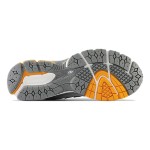 New Balance 1906R ホワイトシルバーオレンジ スニーカー – スタイリッシュ & 軽量 New Balance 1906R ホワイトシルバーオレンジ レトロ ランニングシューズ - M1906RWM