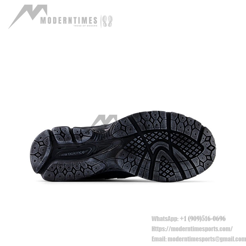 New Balance 2002R ブラックグレー スニーカー M2002RBV New Balance 2002R ブラックグレー スニーカー M2002RBV 側面ビュー