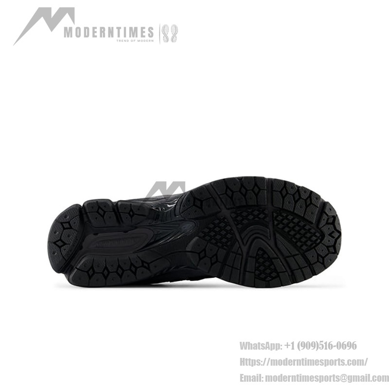 New Balance 2002R ブラックマグネット スニーカー M2002RBL New Balance 2002R ブラックマグネット スニーカー M2002RBL 側面ビュー