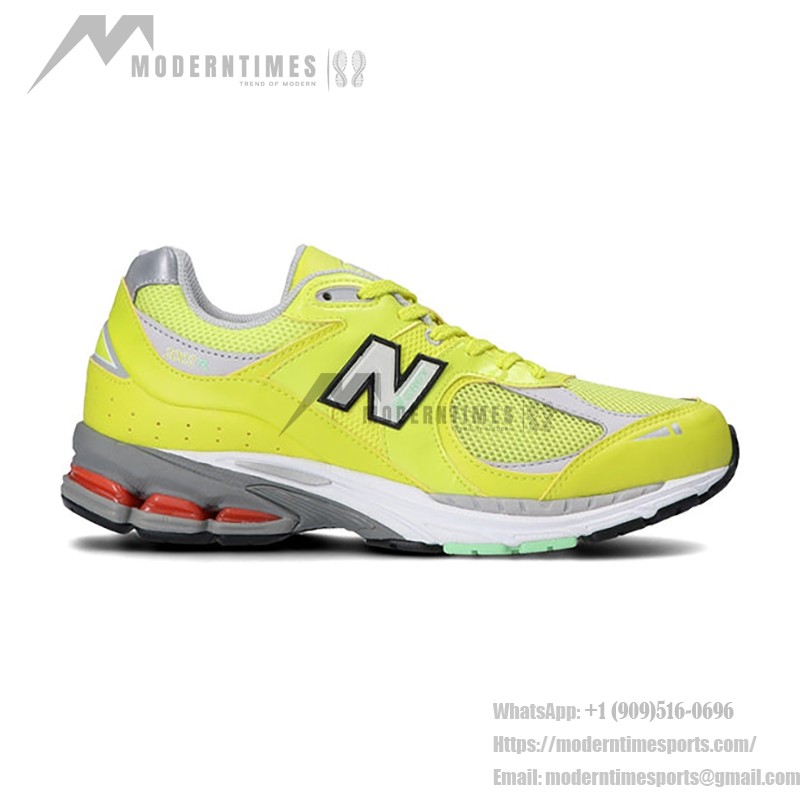 New Balance 2002R Sulphur Yellow M2002RLC – スタイリッシュで快適なスニーカー New Balance 2002R Sulphur Yellow M2002RLC スニーカー – スエードとメッシュデザイン