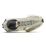 New Balance 327 MS327FC グレー オーク シーソルト レトロランニングシューズ New Balance 327 MS327FC グレー オーク シーソルト レトロランニングシューズ 横からのビュー