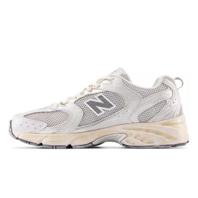 New Balance 530 MR530VS ホワイトシルバーメタリック レトロランニングシューズ | ミニマルな高級感と日常の快適さ