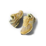 New Balance AURALEE x 2002R Sand M2002RE1 – スタイリッシュで快適なスニーカー New Balance AURALEE x 2002R Sand M2002RE1 スニーカー – スエードとメッシュデザイン