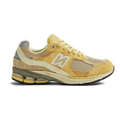 New Balance AURALEE x 2002R Sand M2002RE1 – 究極の快適さとスタイルを提供するプレミアムスエード＆メッシュスニーカー