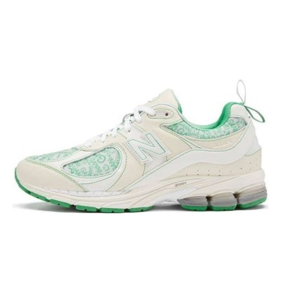 New Balance GANNI x 2002R Turtledove M2002RGC – 鮮やかな緑のアクセントが特徴のプレミアムスエード＆メッシュスニーカー