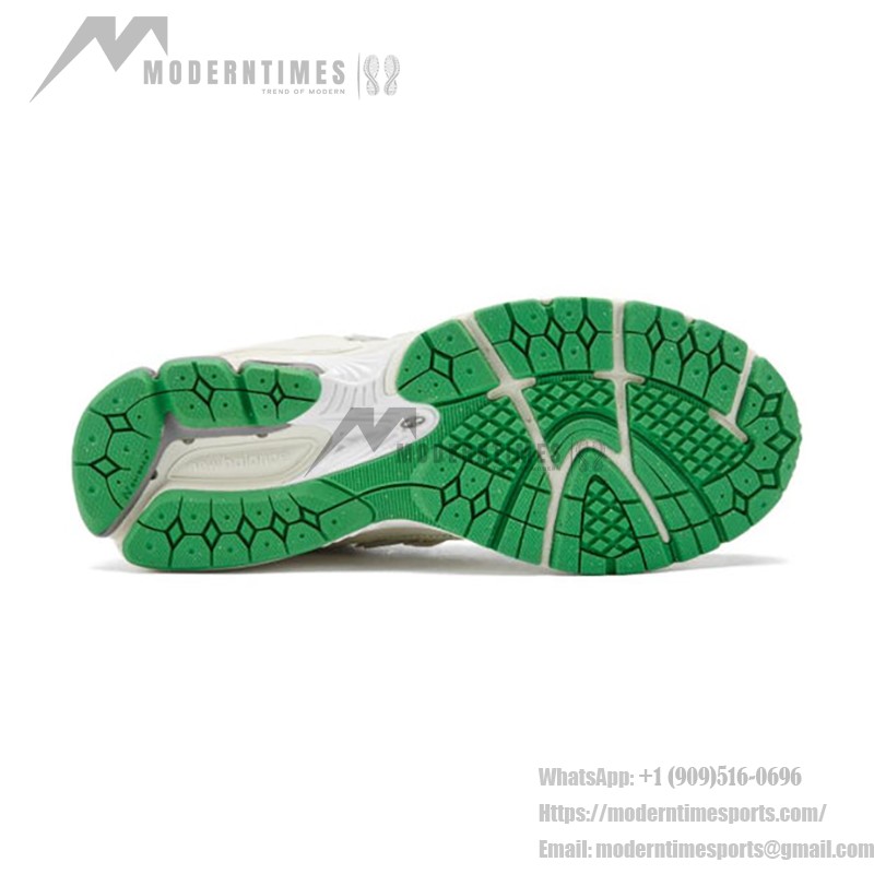 New Balance GANNI x 2002R Turtledove M2002RGC – スタイリッシュで快適なスニーカー New Balance GANNI x 2002R Turtledove M2002RGC スニーカー – スエードとメッシュデザイン