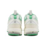 New Balance GANNI x 2002R Turtledove M2002RGC – スタイリッシュで快適なスニーカー New Balance GANNI x 2002R Turtledove M2002RGC スニーカー – スエードとメッシュデザイン