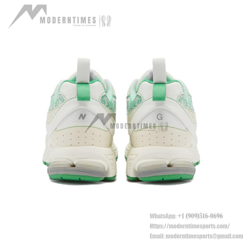 New Balance GANNI x 2002R Turtledove M2002RGC – スタイリッシュで快適なスニーカー New Balance GANNI x 2002R Turtledove M2002RGC スニーカー – スエードとメッシュデザイン