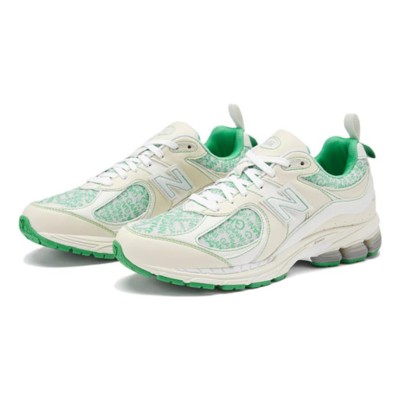 New Balance GANNI x 2002R Turtledove M2002RGC – 鮮やかな緑のアクセントが特徴のプレミアムスエード＆メッシュスニーカー