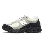 New Balance The Basement x 2002R 'Stone Grey' M2002RBA – 洗練されたスエードメッシュスニーカー New Balance The Basement x 2002R 'Stone Grey' M2002RBA スニーカー – グレーとブラックのスエードメッシュデザイン