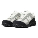 New Balance The Basement x 2002R 'Stone Grey' M2002RBA – 洗練されたスエードメッシュスニーカー New Balance The Basement x 2002R 'Stone Grey' M2002RBA スニーカー – グレーとブラックのスエードメッシュデザイン