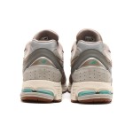 New Balance Atmos x 2002R Oasis M2002RAM – スタイリッシュで快適なスニーカー New Balance Atmos x 2002R Oasis M2002RAM スニーカー – スエードとメッシュデザイン