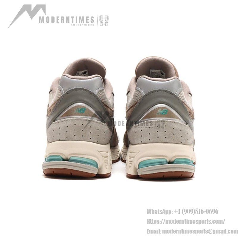 New Balance Atmos x 2002R Oasis M2002RAM – スタイリッシュで快適なスニーカー New Balance Atmos x 2002R Oasis M2002RAM スニーカー – スエードとメッシュデザイン