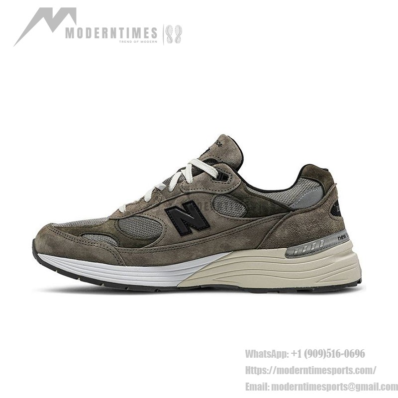 New Balance x JJJJound 992 M992J2 – 快適さとスタイルのためのグレーのスエードスニーカー New Balance x JJJJound 992 Made in USA – プレミアムグレーのスエード&メッシュスニーカーで快適さ