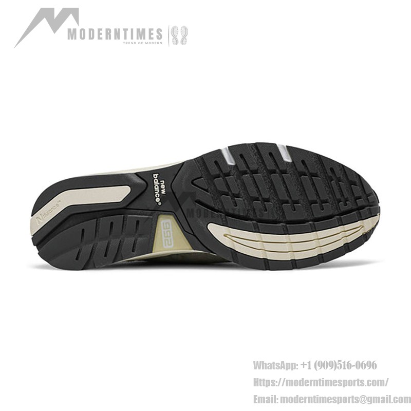 New Balance x JJJJound 992 M992J2 – 快適さとスタイルのためのグレーのスエードスニーカー New Balance x JJJJound 992 Made in USA – プレミアムグレーのスエード&メッシュスニーカーで快適さ