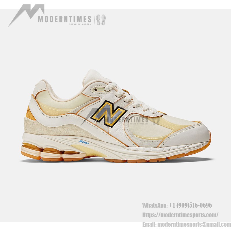 New Balance x Joe Freshgoods 2002R 'Conversations Amongst Us' M2002RJ1 – スタイリッシュなクリーム&イエローのスエードメッシュスニーカー New Balance x Joe Freshgoods 2002R 'Conversations Amongst Us' M2002RJ1 スニーカー – クリーム&イエローのスエードメッシュデザイン