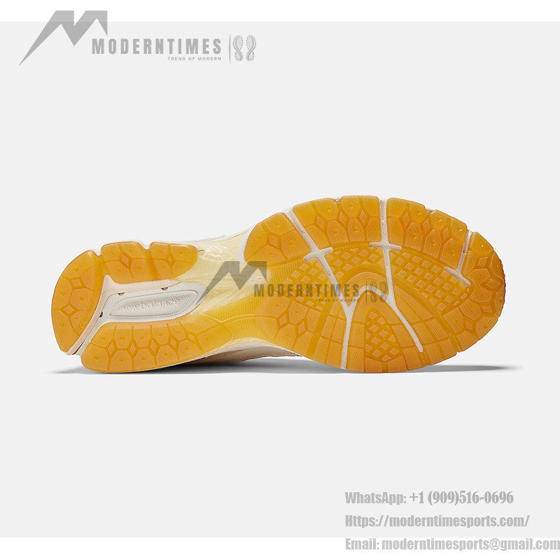 New Balance x Joe Freshgoods 2002R 'Conversations Amongst Us' M2002RJ1 – スタイリッシュなクリーム&イエローのスエードメッシュスニーカー New Balance x Joe Freshgoods 2002R 'Conversations Amongst Us' M2002RJ1 スニーカー – クリーム&イエローのスエードメッシュデザイン