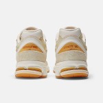 New Balance x Joe Freshgoods 2002R 'Conversations Amongst Us' M2002RJ1 – スタイリッシュなクリーム&イエローのスエードメッシュスニーカー New Balance x Joe Freshgoods 2002R 'Conversations Amongst Us' M2002RJ1 スニーカー – クリーム&イエローのスエードメッシュデザイン