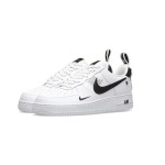 Nike Air Force 1 LV8 Utility AJ7747-100 - スタイリッシュなホワイトスニーカー Nike Air Force 1 LV8 Utility AJ7747-100 - ブラックスウッシュが特徴のホワイトスニーカー