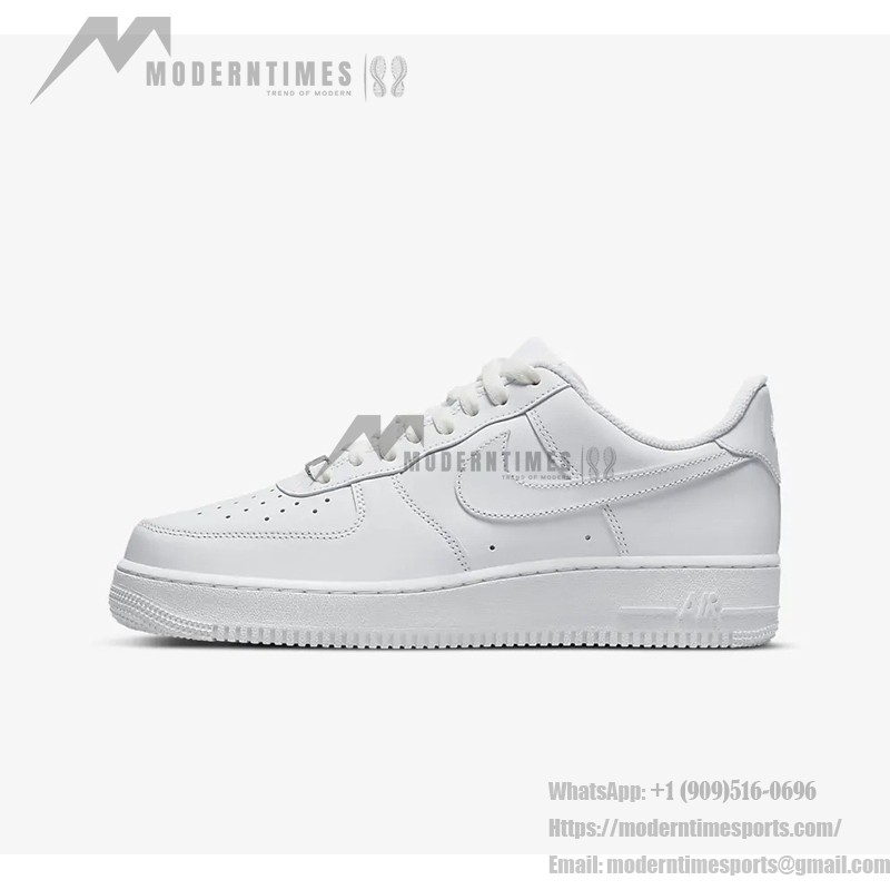 Nike Air Force 1 Low 'トリプル ホワイト' - アイコニックな白いスニーカー Nike Air Force 1 Low 'トリプル ホワイト' - ミニマルな印象の白いクラシック スニーカー