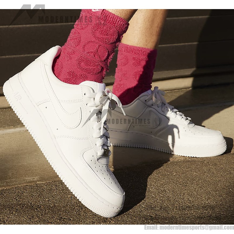 Nike Air Force 1 Low 'トリプル ホワイト' - アイコニックな白いスニーカー Nike Air Force 1 Low 'トリプル ホワイト' - ミニマルな印象の白いクラシック スニーカー