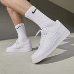 Nike Air Force 1 Low 'トリプル ホワイト' - アイコニックな白いスニーカー Nike Air Force 1 Low 'トリプル ホワイト' - ミニマルな印象の白いクラシック スニーカー