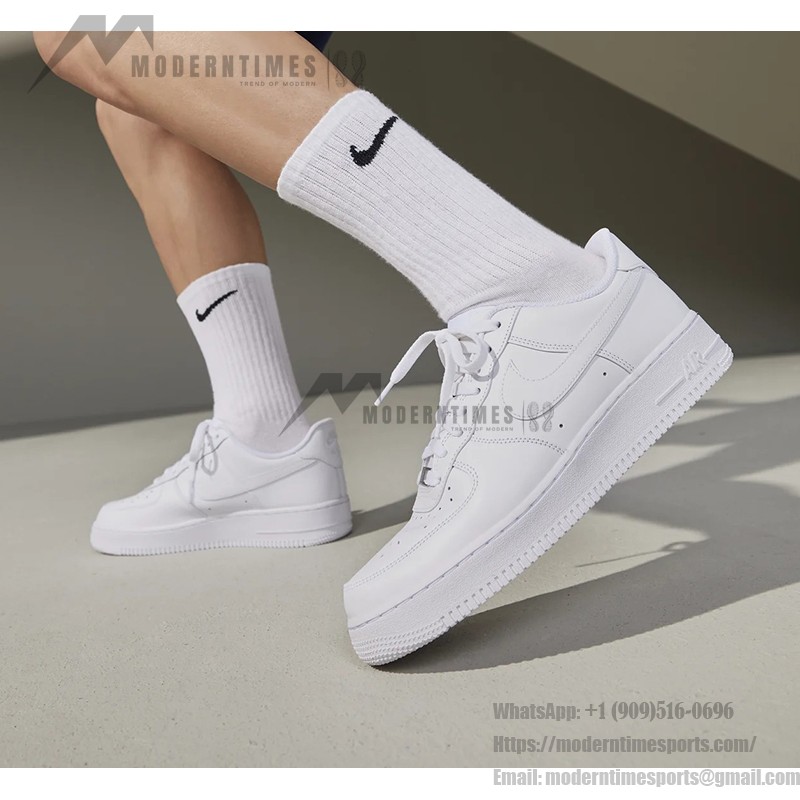 Nike Air Force 1 Low 'トリプル ホワイト' - アイコニックな白いスニーカー Nike Air Force 1 Low 'トリプル ホワイト' - ミニマルな印象の白いクラシック スニーカー