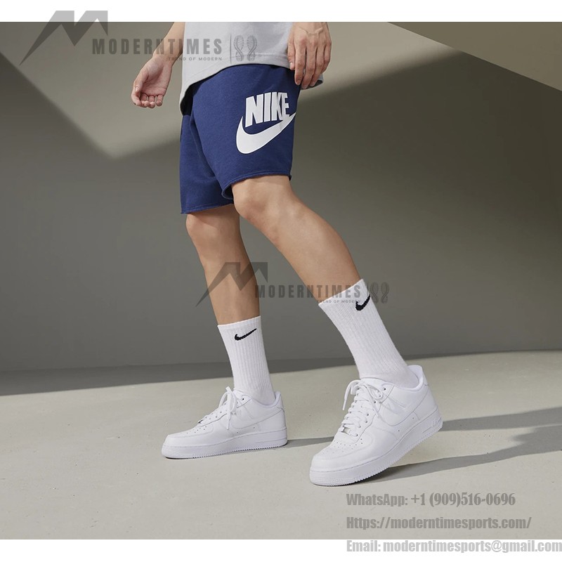 Nike Air Force 1 Low 'トリプル ホワイト' - アイコニックな白いスニーカー Nike Air Force 1 Low 'トリプル ホワイト' - ミニマルな印象の白いクラシック スニーカー
