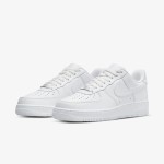 Nike Air Force 1 Low 'トリプル ホワイト' - アイコニックな白いスニーカー Nike Air Force 1 Low 'トリプル ホワイト' - ミニマルな印象の白いクラシック スニーカー