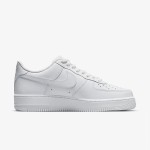 Nike Air Force 1 Low 'トリプル ホワイト' - アイコニックな白いスニーカー Nike Air Force 1 Low 'トリプル ホワイト' - ミニマルな印象の白いクラシック スニーカー