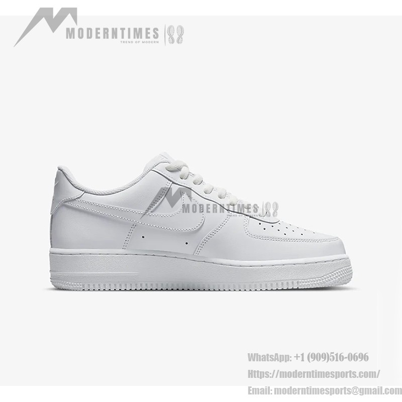 Nike Air Force 1 Low 'トリプル ホワイト' - アイコニックな白いスニーカー Nike Air Force 1 Low 'トリプル ホワイト' - ミニマルな印象の白いクラシック スニーカー