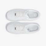 Nike Air Force 1 Low 'トリプル ホワイト' - アイコニックな白いスニーカー Nike Air Force 1 Low 'トリプル ホワイト' - ミニマルな印象の白いクラシック スニーカー