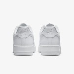 Nike Air Force 1 Low 'トリプル ホワイト' - アイコニックな白いスニーカー Nike Air Force 1 Low 'トリプル ホワイト' - ミニマルな印象の白いクラシック スニーカー